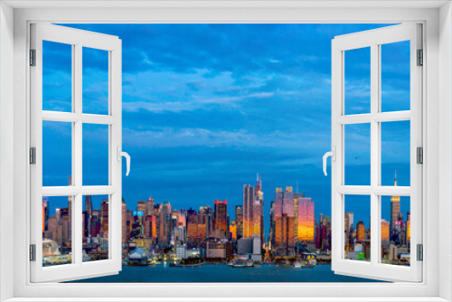 Fototapeta Naklejka Na Ścianę Okno 3D - Manhattan Skyline Panoramic View at Sunset, New York City