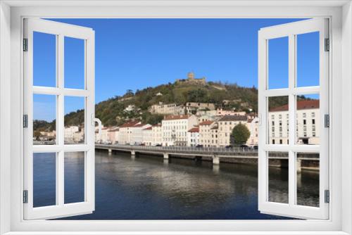Fototapeta Naklejka Na Ścianę Okno 3D - Vue de la ville de Vienne au bord du fleuve Rhône - Département Isère - France