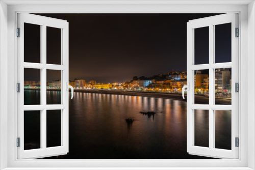 Fototapeta Naklejka Na Ścianę Okno 3D - Blanes fotografia nocturna con vistas al mar y ciudad iluminada reflejos en el agua 