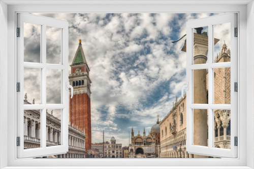 Fototapeta Naklejka Na Ścianę Okno 3D - View of the buildings in St. Mark's Square, Venice, Italy