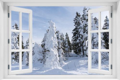 Fototapeta Naklejka Na Ścianę Okno 3D - schneebehängte Bäume im Böhmerwald