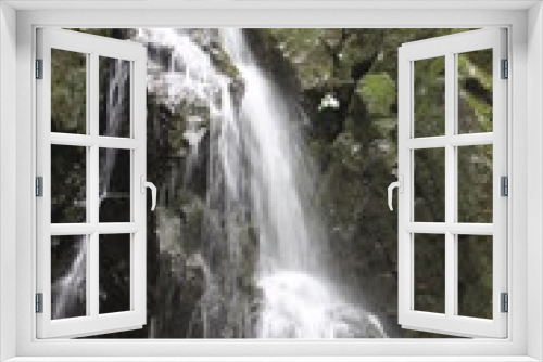 Fototapeta Naklejka Na Ścianę Okno 3D - 山の中の小さな滝