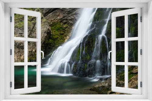 Fototapeta Naklejka Na Ścianę Okno 3D - Gollinger Wasserfall über bemoosten Felsen