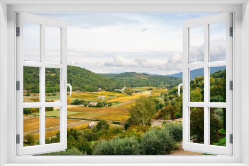 Fototapeta Naklejka Na Ścianę Okno 3D - Vue panoramique sur la vallée de Luberon, en automne. Les vignes colorés, les collines. Provence, France, Ménerbes.