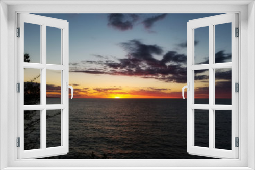 Fototapeta Naklejka Na Ścianę Okno 3D - Sunset over Lake Erie in Cleveland Ohio