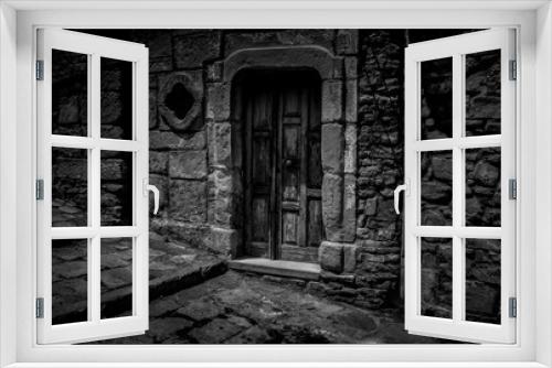 Fototapeta Naklejka Na Ścianę Okno 3D - Antiguo portal de una casa de piedra Italia