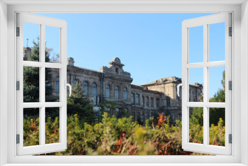 Fototapeta Naklejka Na Ścianę Okno 3D - Park and Palace in Crimea in spring