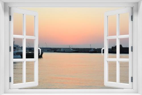 Fototapeta Naklejka Na Ścianę Okno 3D - Sunrise over the port of Yalta