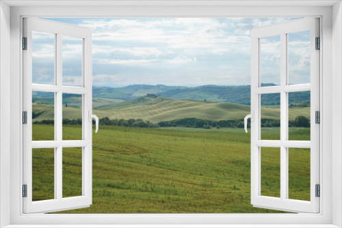 Fototapeta Naklejka Na Ścianę Okno 3D - Tuscany farm landscapes and green rolling hills
