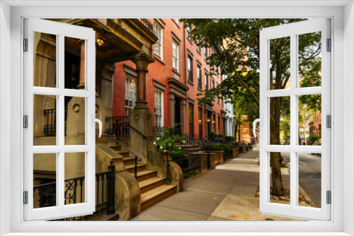 Fototapeta Naklejka Na Ścianę Okno 3D - Brownstone facades & row houses at sunset in an iconic neighborhood of Brooklyn Heights in New York City
