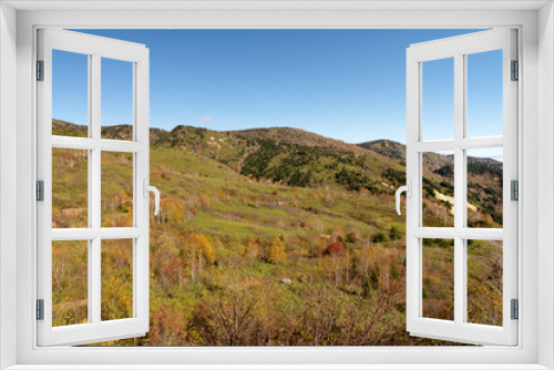 Fototapeta Naklejka Na Ścianę Okno 3D - 岩手県八幡平市　アスピーテラインから見る紅葉の山の景色