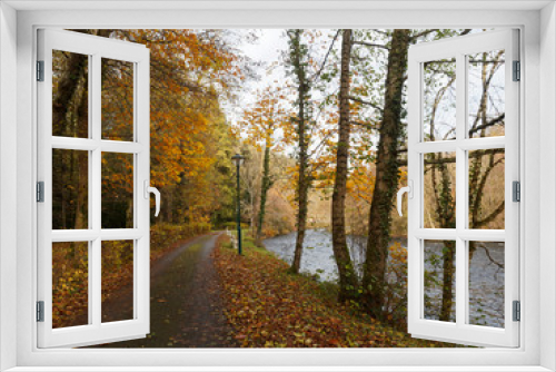 Fototapeta Naklejka Na Ścianę Okno 3D - Paysage pittoresque aux couleurs d'automne du parc floral des thermes Châteauneuf-les-Bains au bord de la Sioule dans le Puy-de-Dôme