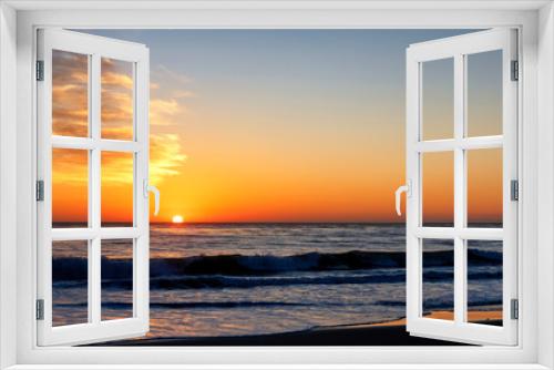 Fototapeta Naklejka Na Ścianę Okno 3D - Setting Sun over ocean and beach