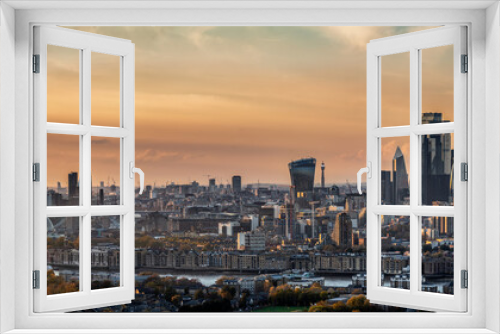 Fototapeta Naklejka Na Ścianę Okno 3D - Weites Panorama der Stadtlandschaft von London, Großbritannien, während eines Sonnenunterganges im Herbst