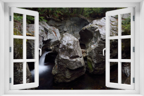 Fototapeta Naklejka Na Ścianę Okno 3D - Sculpted rock at Bingham Falls Gorge at Stowe Vermont