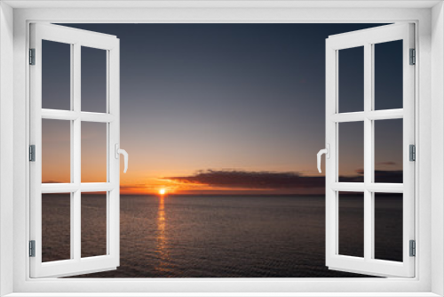 Fototapeta Naklejka Na Ścianę Okno 3D - Sunrise at the sea