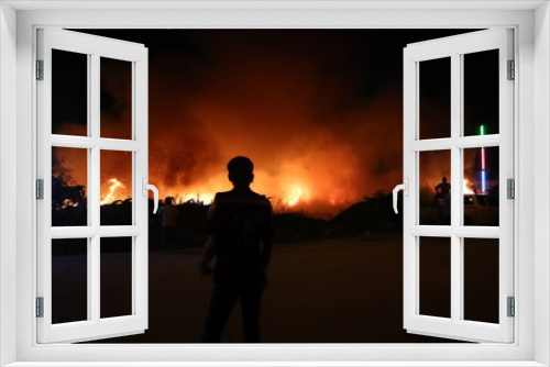 Fototapeta Naklejka Na Ścianę Okno 3D - The silhouette of a man at the fire