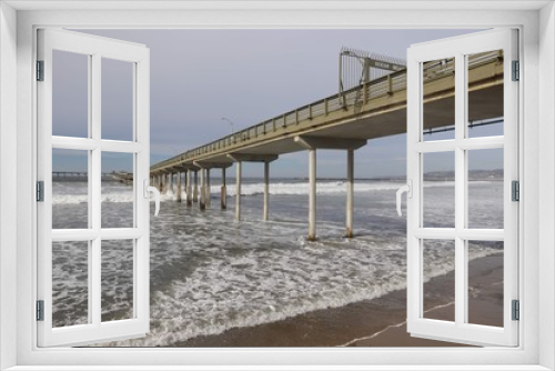 Fototapeta Naklejka Na Ścianę Okno 3D - High Tide at Ocean Beach Pier in San Diego
