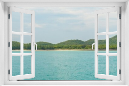 Fototapeta Naklejka Na Ścianę Okno 3D - Panorama photo of Samaesarn island landscape clean sea water with blue sky and white clouds at Samaesarn island, Sattahip, Chonburi, Thailand.