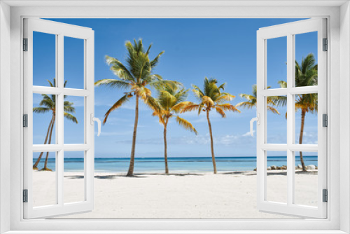 Fototapeta Naklejka Na Ścianę Okno 3D - tropical beach with palm trees