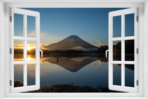 Fototapeta Naklejka Na Ścianę Okno 3D - 精進湖の逆さ富士　日の出