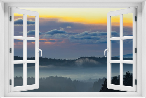 Fototapeta Naklejka Na Ścianę Okno 3D - Morgengrauen über dem Tal-Landschaftsbanner mit Bodennebel und schönen Wolkenformationen