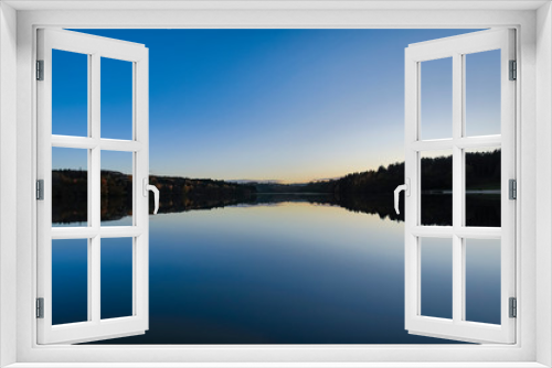 Fototapeta Naklejka Na Ścianę Okno 3D - Automne light and Lake, Auvergne, France.