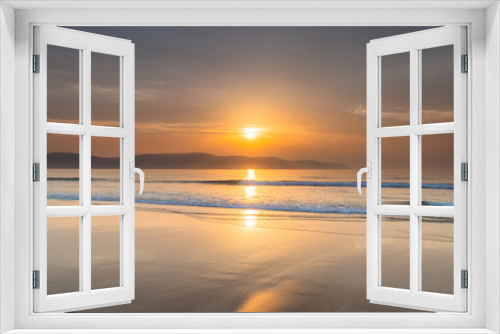 Fototapeta Naklejka Na Ścianę Okno 3D - Golden Hour Hazy Sunrise Seascape