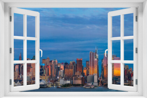 Fototapeta Naklejka Na Ścianę Okno 3D - View of Manhattan skyline at sunset, New York City, USA