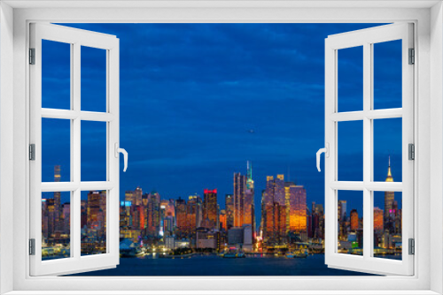 Fototapeta Naklejka Na Ścianę Okno 3D - View of Manhattan skyline at sunset, New York City, United States