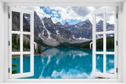 Fototapeta Naklejka Na Ścianę Okno 3D - Moraine Lake in the mountains