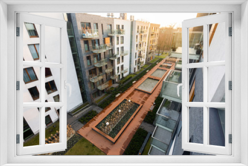 Fototapeta Naklejka Na Ścianę Okno 3D - Widok z balkonu na nowoczesne osiedle i podwórko