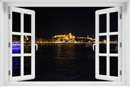 Fototapeta Naklejka Na Ścianę Okno 3D - ブダペスト　夜にドナウ川遊覧船から見たブダ城とドナウ川河畔の景色