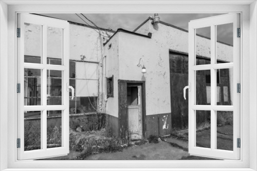 Fototapeta Naklejka Na Ścianę Okno 3D - Black and white photo of abandoned vintage service and gas station