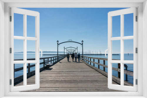 Fototapeta Naklejka Na Ścianę Okno 3D - Walk on the pier.