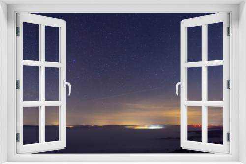 Fototapeta Naklejka Na Ścianę Okno 3D - Les étoiles au-dessus du brouillard
