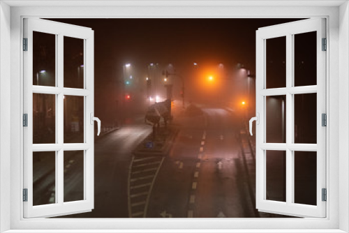 Fototapeta Naklejka Na Ścianę Okno 3D - Straße, Alee im Nebel, Lichtstimmung