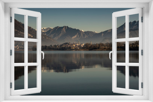 Fototapeta Naklejka Na Ścianę Okno 3D - Lago con riflessi delle montagne