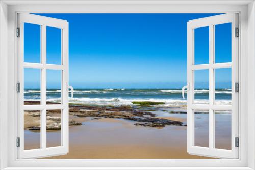 Fototapeta Naklejka Na Ścianę Okno 3D - Ondas e rochas e o mar azul esverdeado 