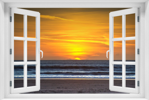 Fototapeta Naklejka Na Ścianę Okno 3D - Last view of the sun as it sets over the horizon on Aberavon Beach in Port Talbot, South Wales, UK