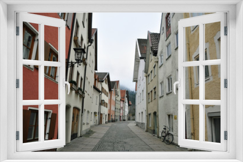 Fototapeta Naklejka Na Ścianę Okno 3D - geschlossene Häuserzeile in Innenstadt von Füssen im Allgäu, Deutschland 