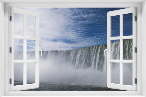 Fototapeta Naklejka Na Ścianę Okno 3D - Wasserflut der Niagara Falls vor blauem Himmer und Nebel mit Möwen
