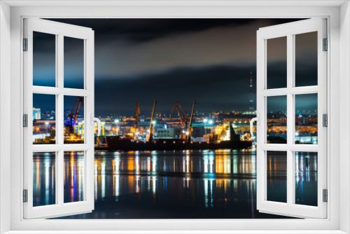 Fototapeta Naklejka Na Ścianę Okno 3D - night Murmansk, city lights reflected in the Bay and the ships standing in the port