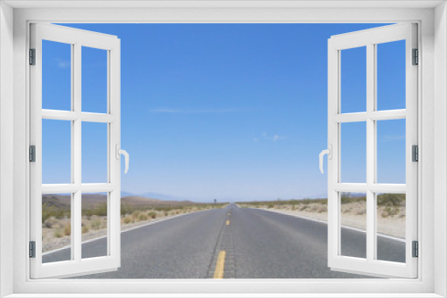 Fototapeta Naklejka Na Ścianę Okno 3D - In den Horizont laufende Straße im Death Valley