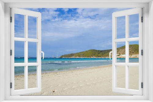 Fototapeta Naklejka Na Ścianę Okno 3D - Strand auf Ibiza an einem sonnigen Sommertag