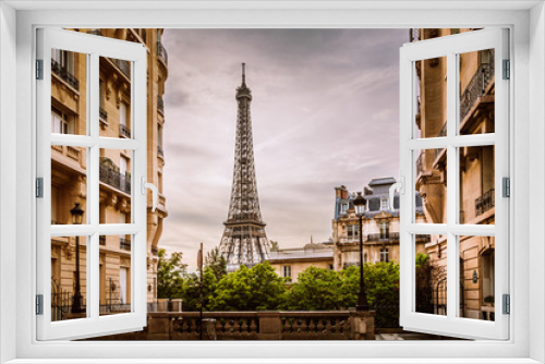 Fototapeta Naklejka Na Ścianę Okno 3D - Eiffel Tower view from a residential corner in Paris, France