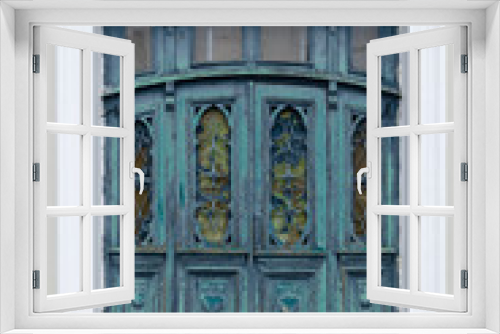 Fototapeta Naklejka Na Ścianę Okno 3D - Retro vintage wooden door with metal and wood carvings on the european public building exterior.