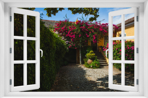 Fototapeta Naklejka Na Ścianę Okno 3D - A courtyard of a yellow portuguese house