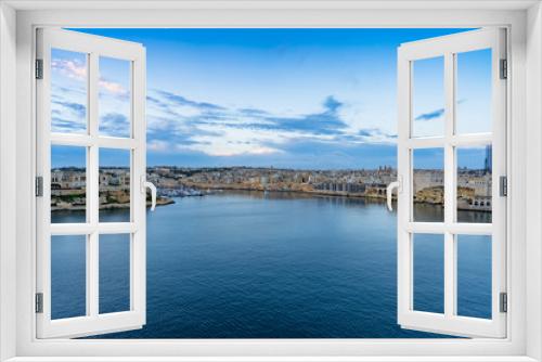 Fototapeta Naklejka Na Ścianę Okno 3D - Aerial photograph from the sea with a panoramic view of Valletta, Malta