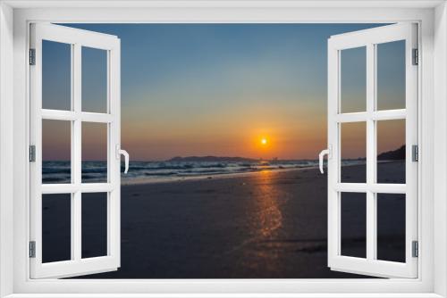 Fototapeta Naklejka Na Ścianę Okno 3D - The beautiful light of the sunset on the beach